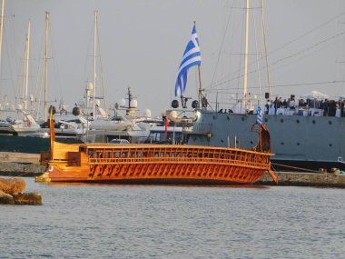 Faliro, Attica, Yunanistan 'da eski bir kruvazörün önünde eski bir savaş gemisinin tam ölçekli bir kopyası.