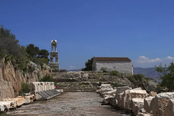 Bir Hıristiyan kilisesi ve çan kulesi, Eleusis veya Elefsina, Yunanistan 'daki antik Pluton tapınağının üzerine inşa edilmiş.