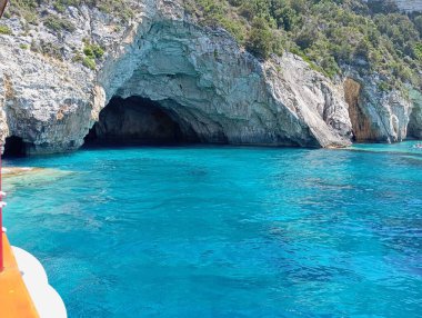 Yunanistan 'ın batısındaki Paxoi adasının mavi mağara bölgesinde bir mağara.