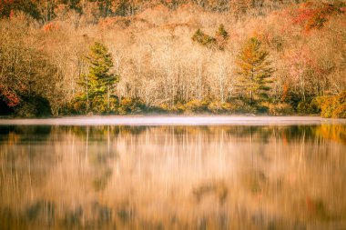 Julian Price Gölü ve Büyükbaba Dağı Sonbahar mevsimi