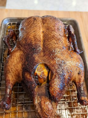 Portakalla doldurulmuş bir tepside tütsülenmiş ördek.