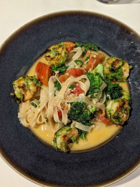 Karidesli makarna yemeye hazır. 