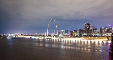 Louis'e şehir manzarası. imajıyla st. louis downtown kapısı