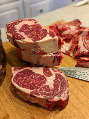 Kurumuş çiğ sığır eti mermer biftekler pişirmeye hazır.