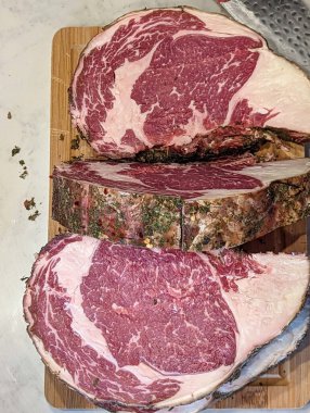 Güzel kuru usda ana bifteği ızgaraya hazır.