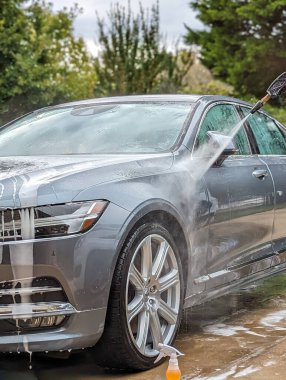 Yazın araba garajında el yıkama.