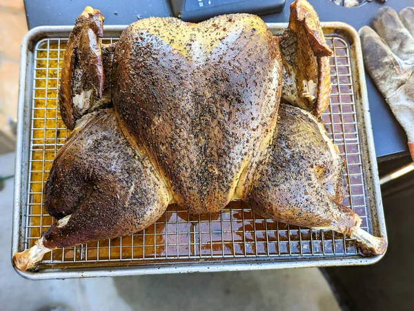 感謝祭のための自家製の燻製トルコディナー — ストック写真