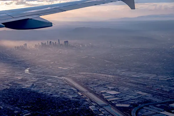 Sobrevolando Ciudad Los Angeles Atardecer — Foto de Stock