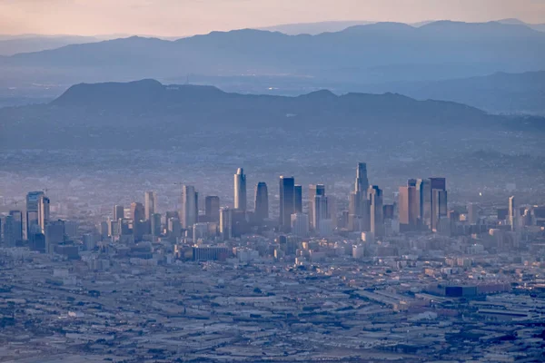 日落时分飞越洛杉矶的上空 — 图库照片