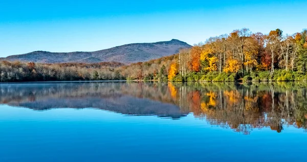 Julian Price Lake Und Granfather Mountain Herbstsaison — Stockfoto