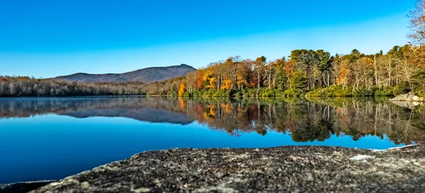 Julian Price Lake Und Granfather Mountain Herbstsaison — Stockfoto