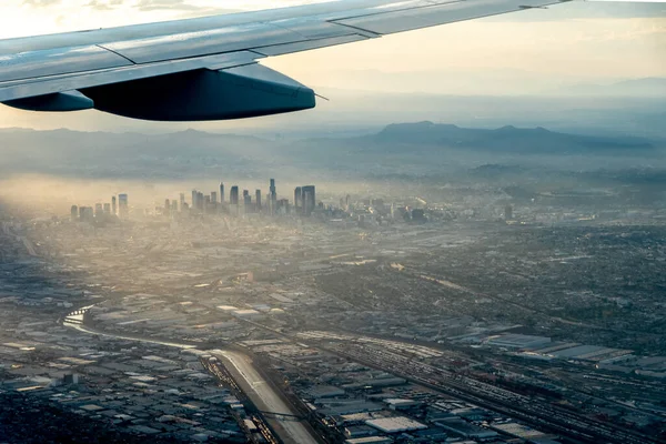Flyger Över Staden Los Angeles Vid Solnedgången — Stockfoto