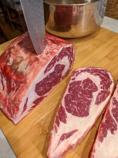 Kurumuş Çiğ Sığır Eti Mermer Biftekler Pişirmeye Hazır — Stok fotoğraf