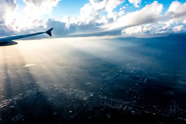 Létání Nad Městem Los Angeles Při Západu Slunce — Stock fotografie