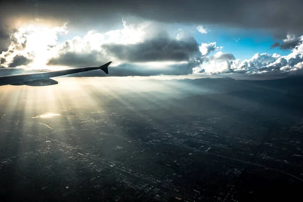 Πετούν Πάνω Από Την Πόλη Του Λος Άντζελες Στο Ηλιοβασίλεμα — Φωτογραφία Αρχείου