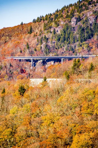 Linn Cove Viaduct Lähempänä Isoisä Mountain Pohjois Carolina — kuvapankkivalokuva