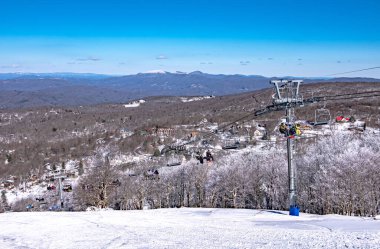 Kuzey Carolina kayın dağı yakınlarındaki kış ve kar manzarası