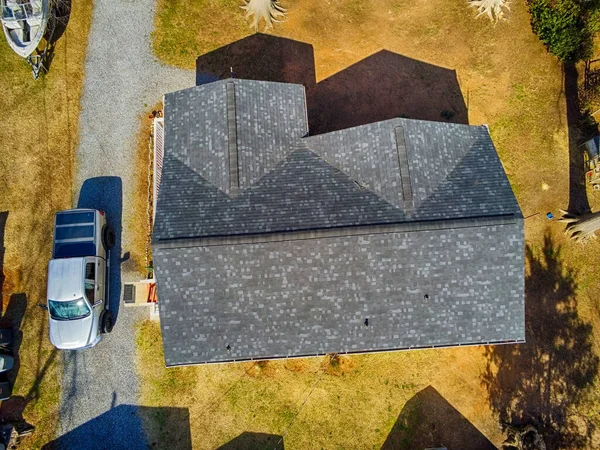 Neue Dachschindeln Einem Wohnhaus — Stockfoto