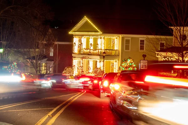 クリスマスの町のアメリカでの屋外のクリスマスの装飾 — ストック写真