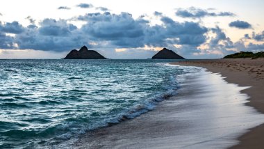 Oahu Hawaii adasında gündoğumu ve plaj sahneleri