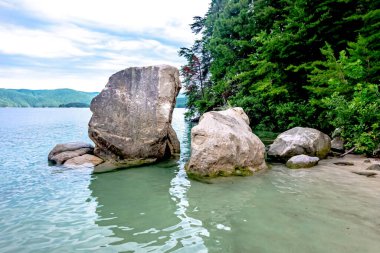 Jocassee Gölü 'nün güzel manzarası Güney Carolina 