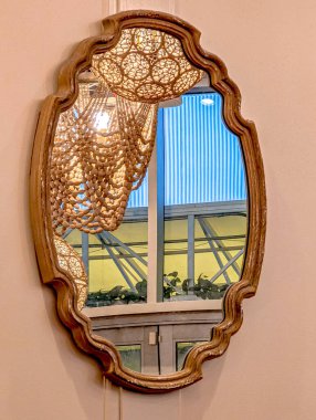 Restoranın içini yansıtan klasik dekor aynaları.