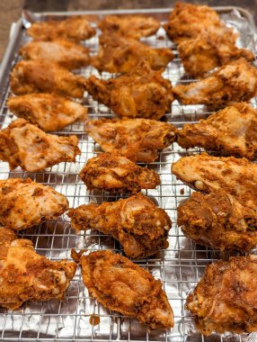 Fırın tepsisinde salamura edilmiş tavuk kanatları. Fırında baharatlı tavuk pişiriyorum..