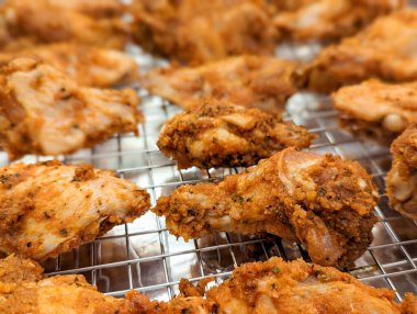 Fırın tepsisinde salamura edilmiş tavuk kanatları. Fırında baharatlı tavuk pişiriyorum..