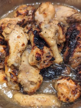 Lezzetli tavuk kanadı yemeye hazır.