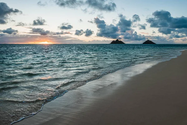 オアフ島の日の出とビーチシーンハワイ — ストック写真