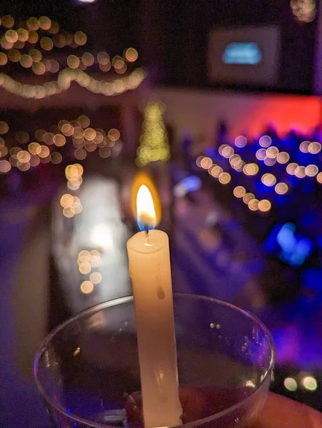 Bir Kilise Doğal Işık Yanan Mumlar — Stok fotoğraf