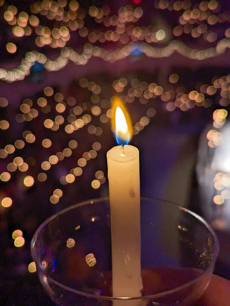 Αναμμένα Κεριά Μια Εκκλησία Φυσικό Φως — Φωτογραφία Αρχείου