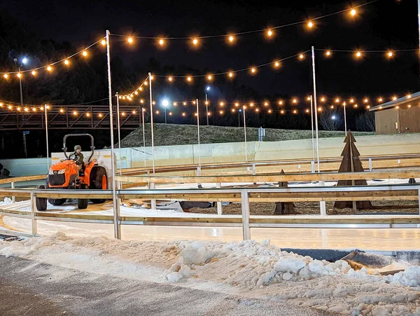 Güzel açık hava buz pateni pisti gece ışıklarıyla