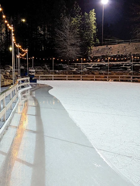 美丽的户外冰场 夜间灯火通明 — 图库照片