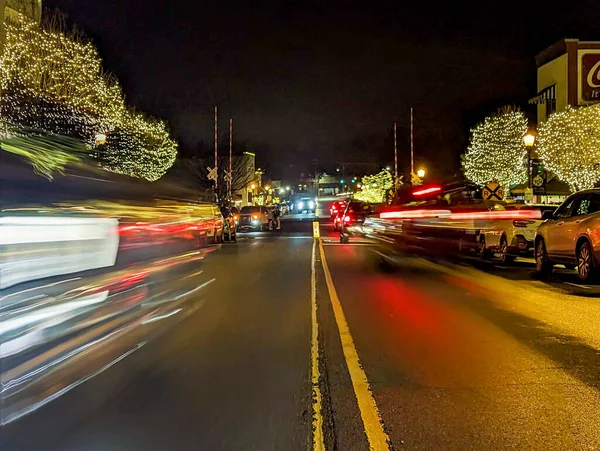 在北卡罗来纳州贝尔蒙特 圣诞期间凉爽的夜晚冬季场景 — 图库照片