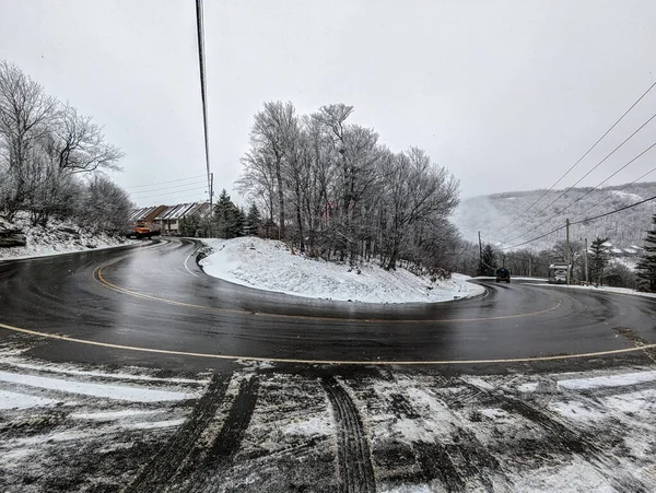 Большой Снегоочиститель Расчищает Дороги Горах — стоковое фото
