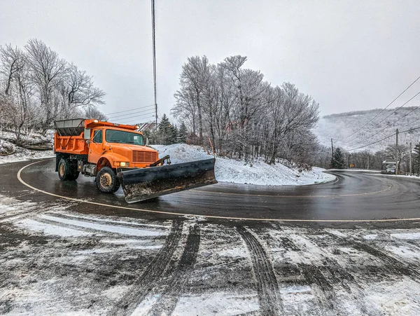 Grande Caminhão Arado Neve Limpando Estradas Nas Montanhas — Fotografia de Stock