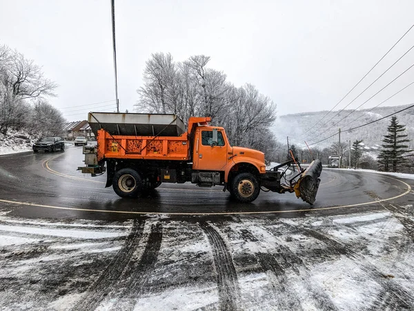 山の中の大きな雪原トラックの清掃道路 — ストック写真