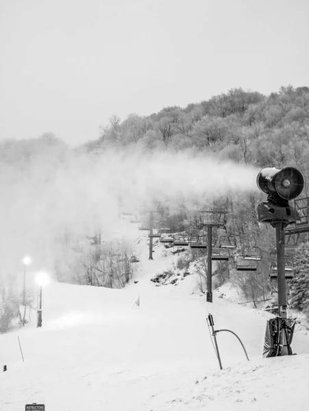 Śnieżny Pochmurny Dzień Ośrodku Narciarskim Buk Mountain — Zdjęcie stockowe
