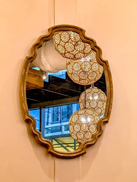 レストランのインテリアの反射と古典的な装飾鏡 — ストック写真