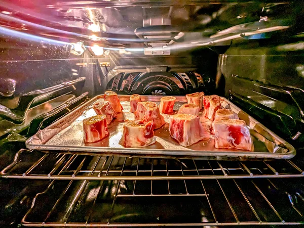 烤箱里的牛肉骨髓片 放在准备进餐的盘子里 — 图库照片
