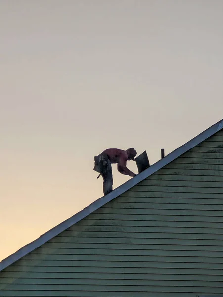 Bauunternehmer Silhouette Arbeitet Auf Einem Dach — Stockfoto