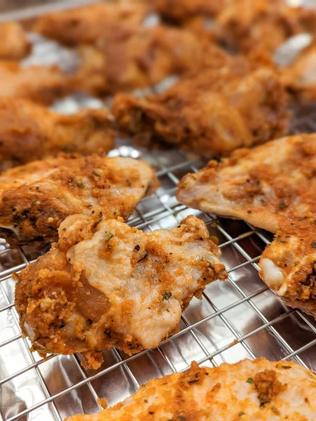 Kippenvleugels Een Marinade Een Bakplaat Kip Koken Met Kruiden Oven — Stockfoto