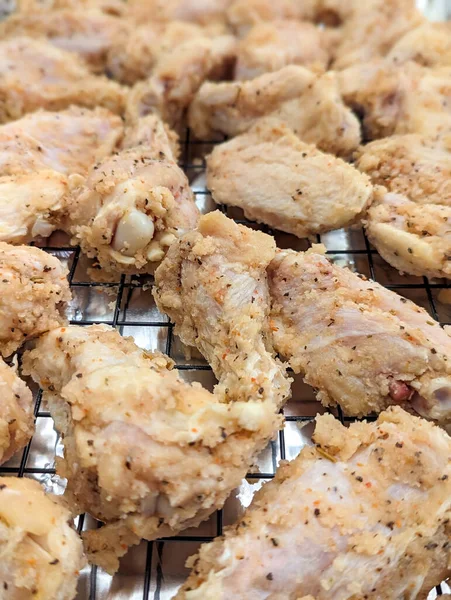 판위에 림대에 오븐에 향신료를 닭고기를 요리하는 — 스톡 사진