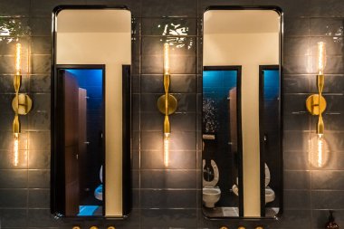 Modern ofis binasında umumi tuvaletler boş.