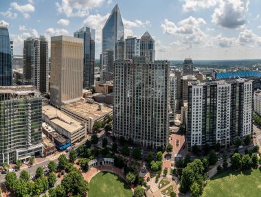 Charlotte North Carolina Şehrin yukarısında Ufuk Çizgisi Şehir