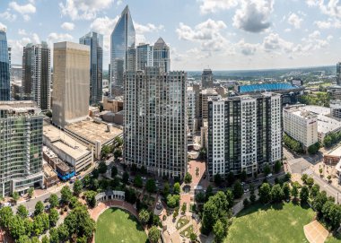 Charlotte North Carolina Şehrin yukarısında Ufuk Çizgisi Şehir