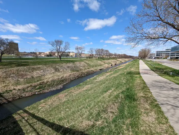 Omaha Nebraska şehir manzaraları, rivefront ve modern binalar