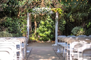 Kutsal evlilik öncesi düğün mekânında süslemeler.