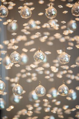 Bir binanın lobisinde avize kristalleri yakın plan.